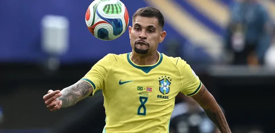 Futbolchi to'pni ushlamoqda, Braziliya formasi bilan