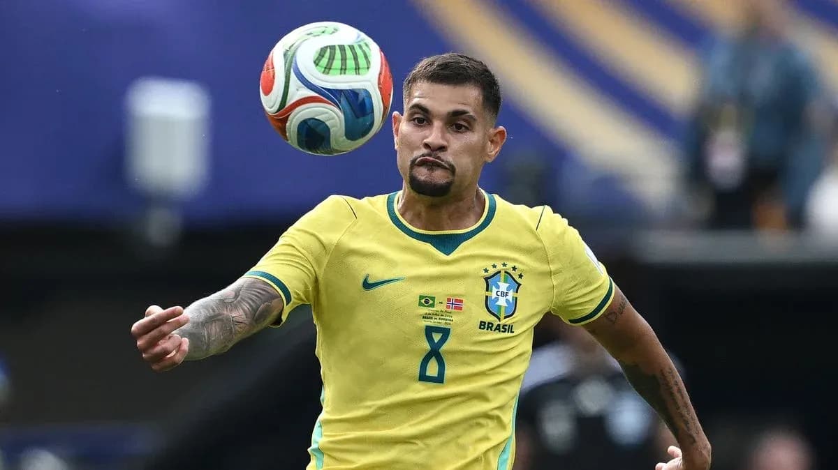 Futbolchi to'pni ushlamoqda, Braziliya formasi bilan Futbolchi to'pni ushlamoqda, Braziliya formasi bilan