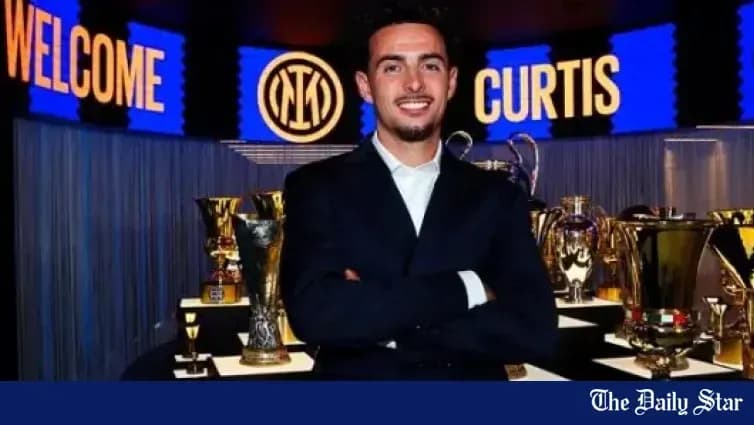 Yoshilarni kutib olgan yangi futbolchi turgan
