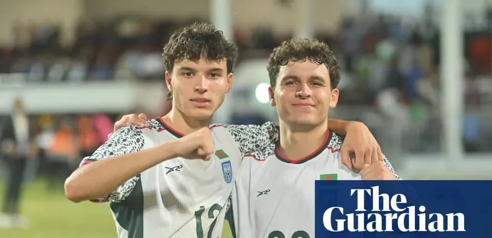 Ikkita futbolchi maydonda birga poz berayotgan