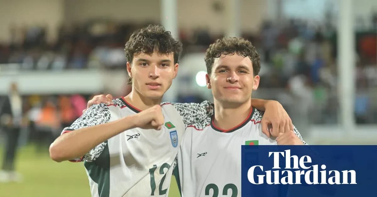 Ikkita futbolchi maydonda birga poz berayotgan