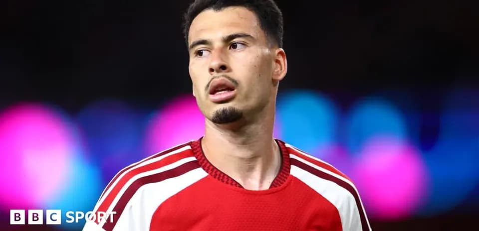 Futbolchi Arsenal formasi bilan maydonda turibdi