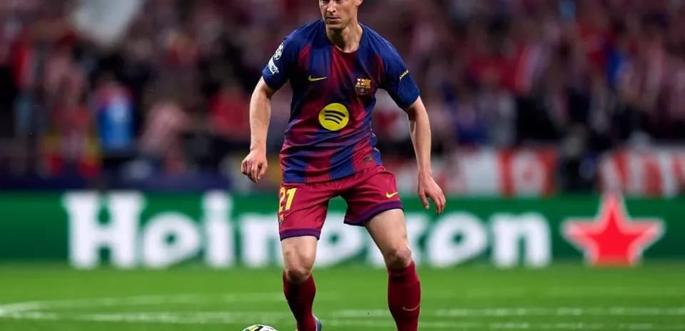 Futbolchi to'p bilan maydonda harakat qilmoqda