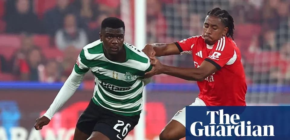 Sporting CP and Benfica players competing for the ball