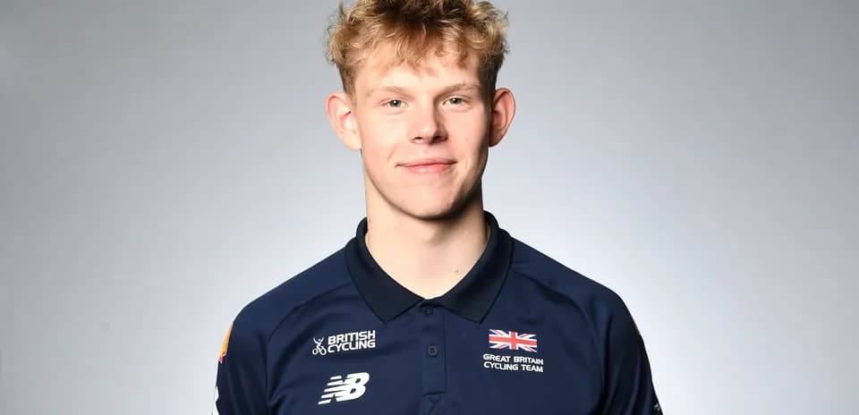 Yoshniy Britaniya Velosiped Jamoasi formasi kiygan yosh yigit