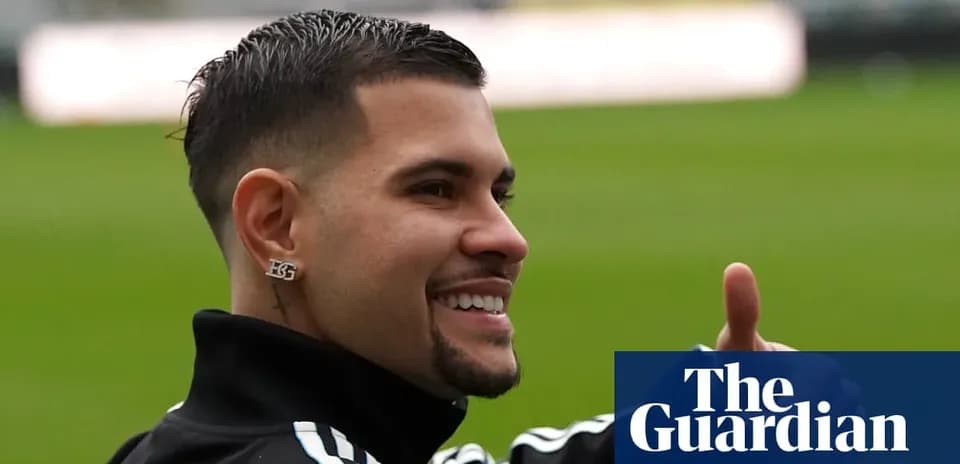 Futbolchi stadionda qo'lini ko'tarib tabriklayapti