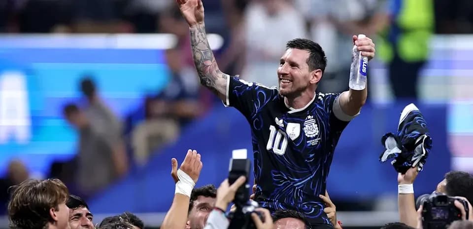 Futbolchilar Messi atrofida g'alaba nishonlayapti