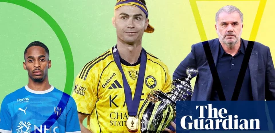 Üch futbolchi va murabbiy, to'p bilan
