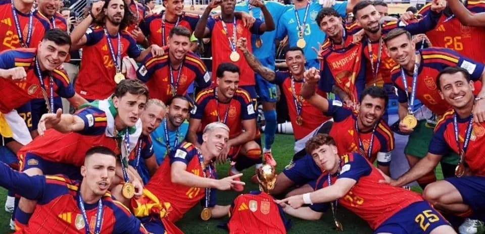 Ispaniya futbol jamoasi oltin medallar bilan