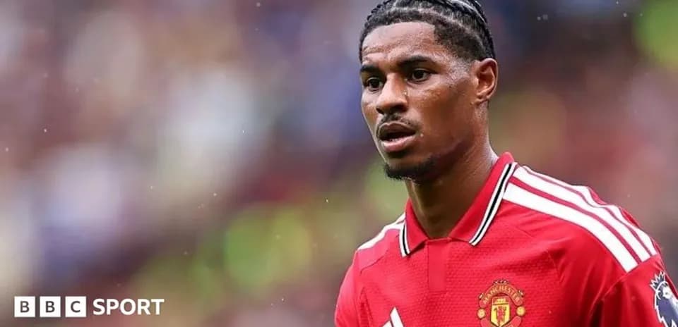 Futbolchi Manchester United formasida o'yin maydonida