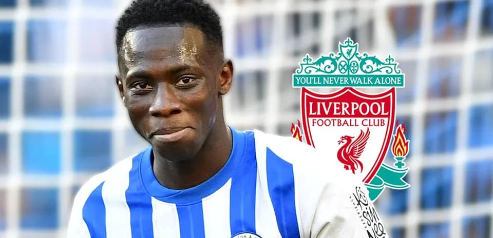 Futbolchi Brighton & Hove formasida, Liverpool emblemasi bilan
