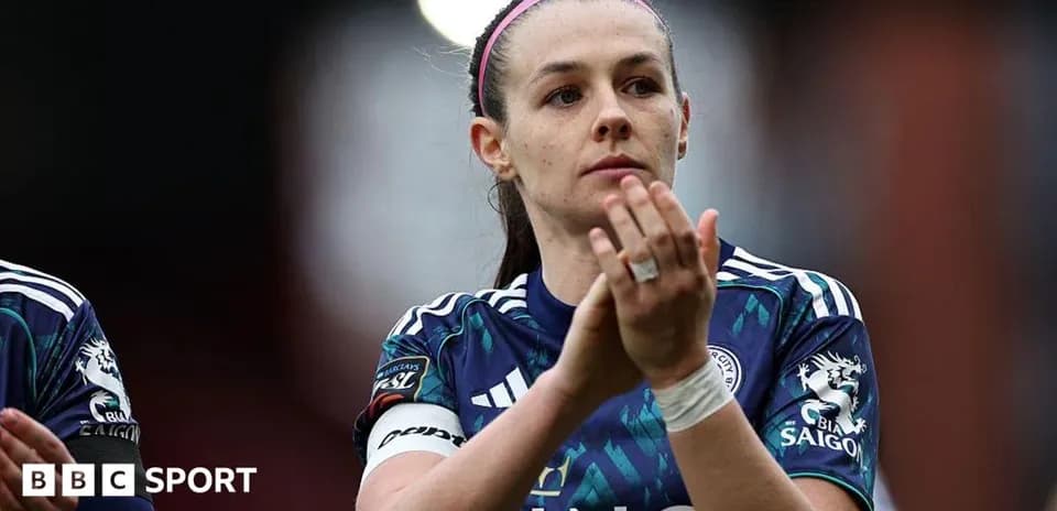 Futbolchi o'yin tugagach, qo'llarini qarsak chalmoqda