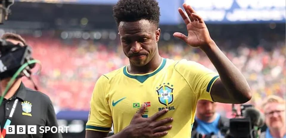 Futbolchi Braziliya formasida maydonni tark etmoqda