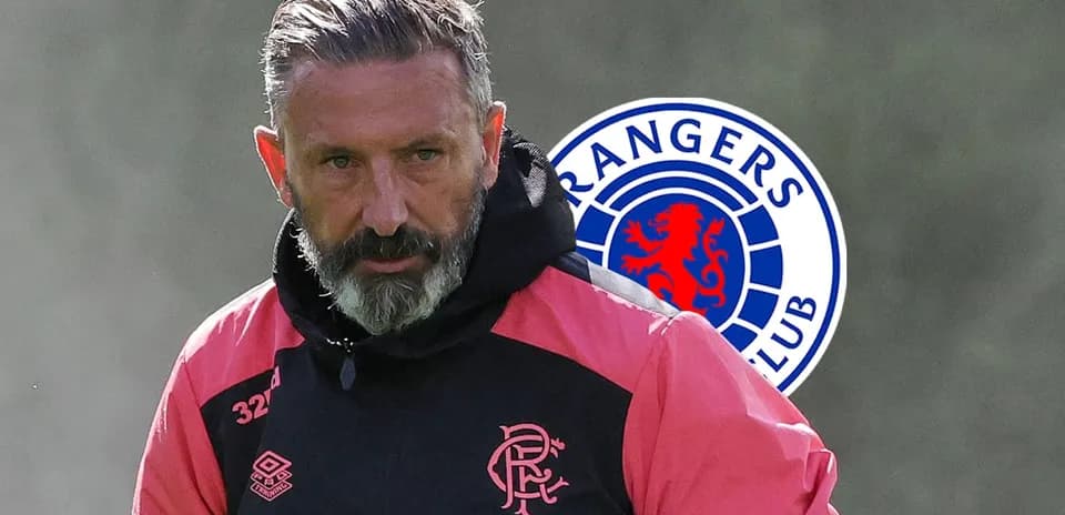 Murabbiy mashg'ulotda, Rangers klubi logotipi fonida