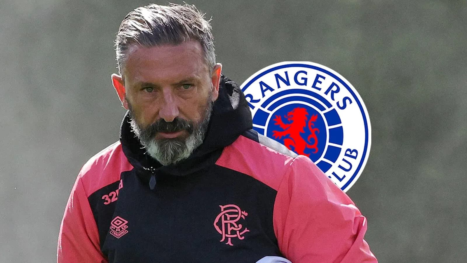 Murabbiy mashg'ulotda, Rangers klubi logotipi fonida
