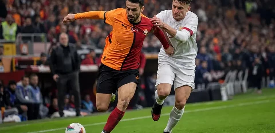 Futbolchilar to'p uchun raqobatlashmoqda