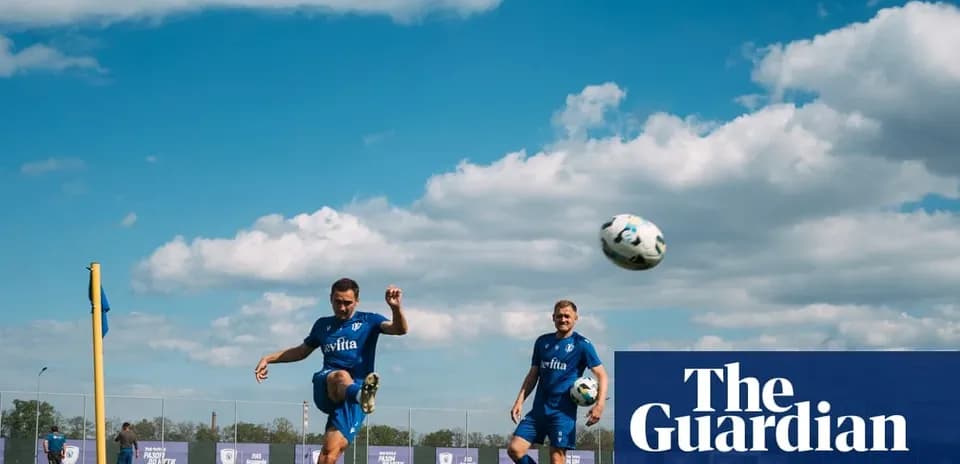 Ikkita futbolchi to'pni zarba berishmoqda