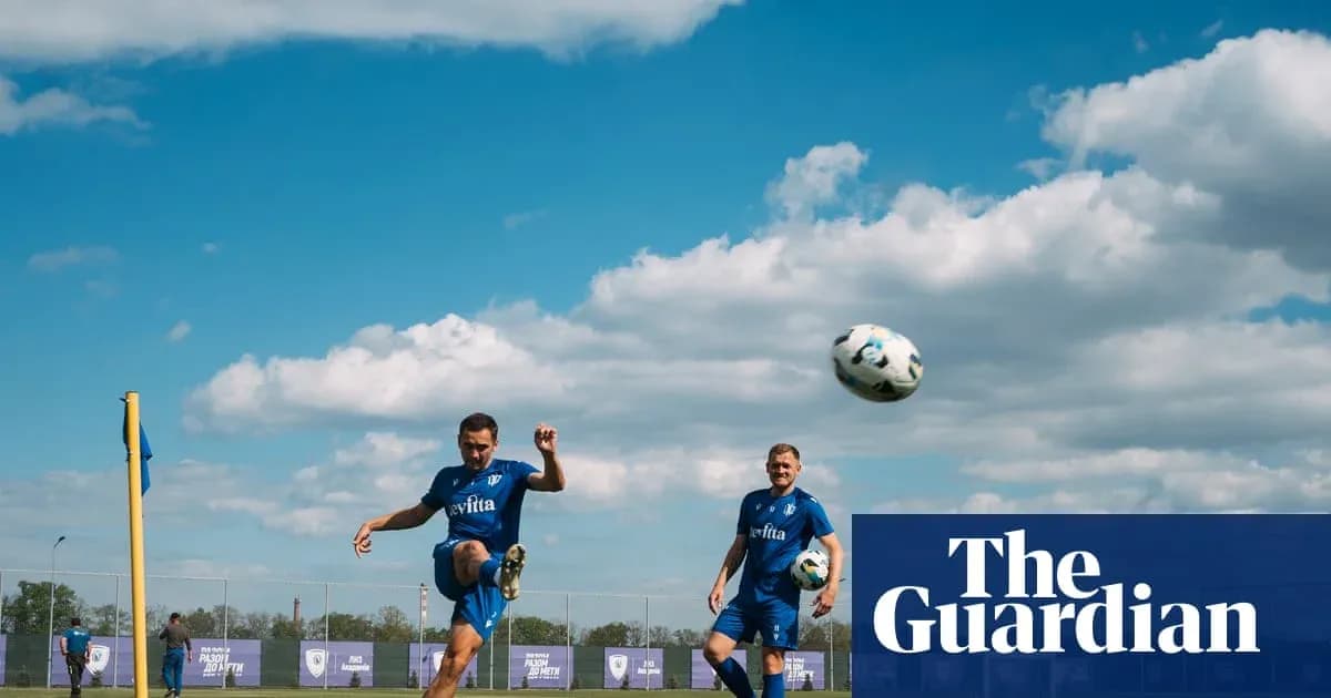 Ikkita futbolchi to'pni zarba berishmoqda