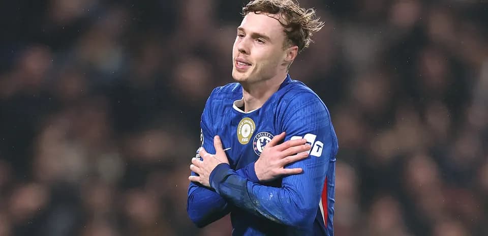 Futbolchi Chelsea formasida o'yin davomida