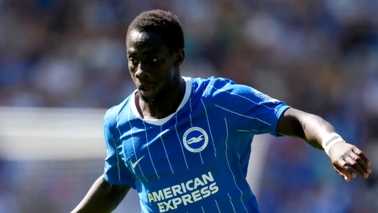 Futbolchi maydonda harakatda, Brighton formasi kiygan