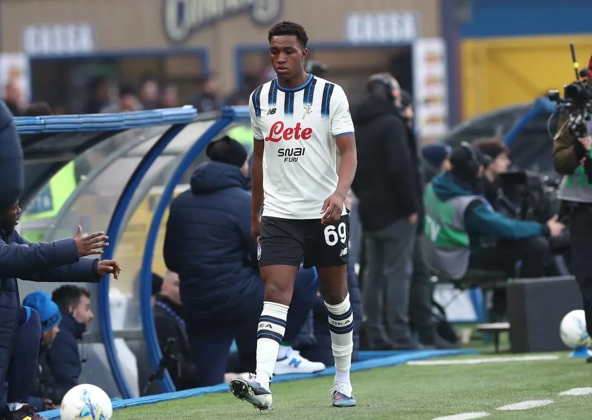 Futbolchi o'yin maydoniga chiqmoqda