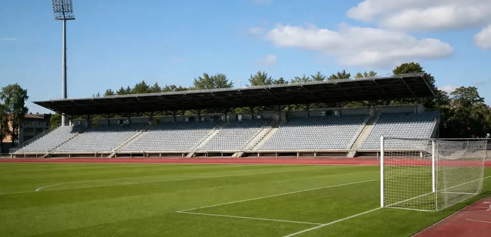 Bo'sh futbol maydoni va tribuna ko'rinishi