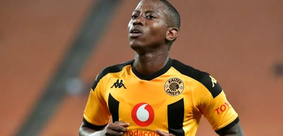 Futbolchi KAIZER CHIEFS formasida maydonda