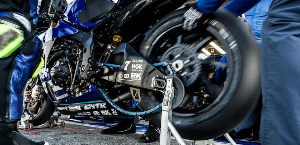 Motorcycle tire change during pit stop