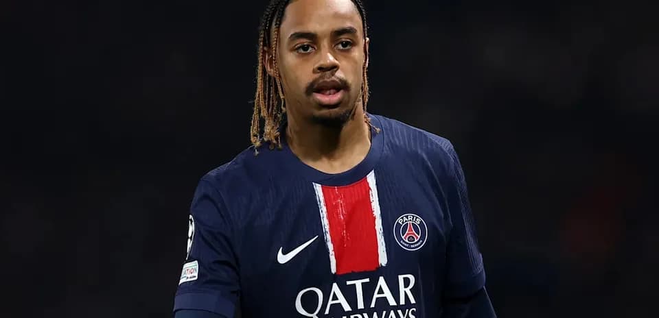 Futbolchi PSG formasida maydonda harakatda