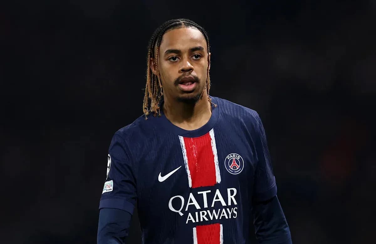 Futbolchi PSG formasida maydonda harakatda