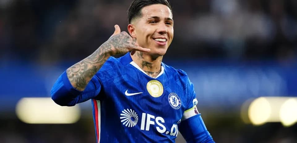 Futbolchi Chelsea formasida maydonda turgan