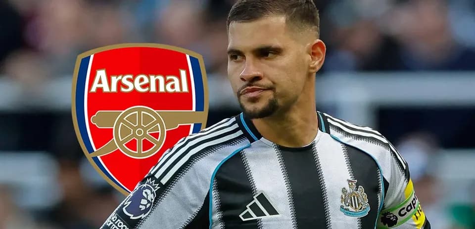 Futbolchi Newcastle formasi bilan maydonda