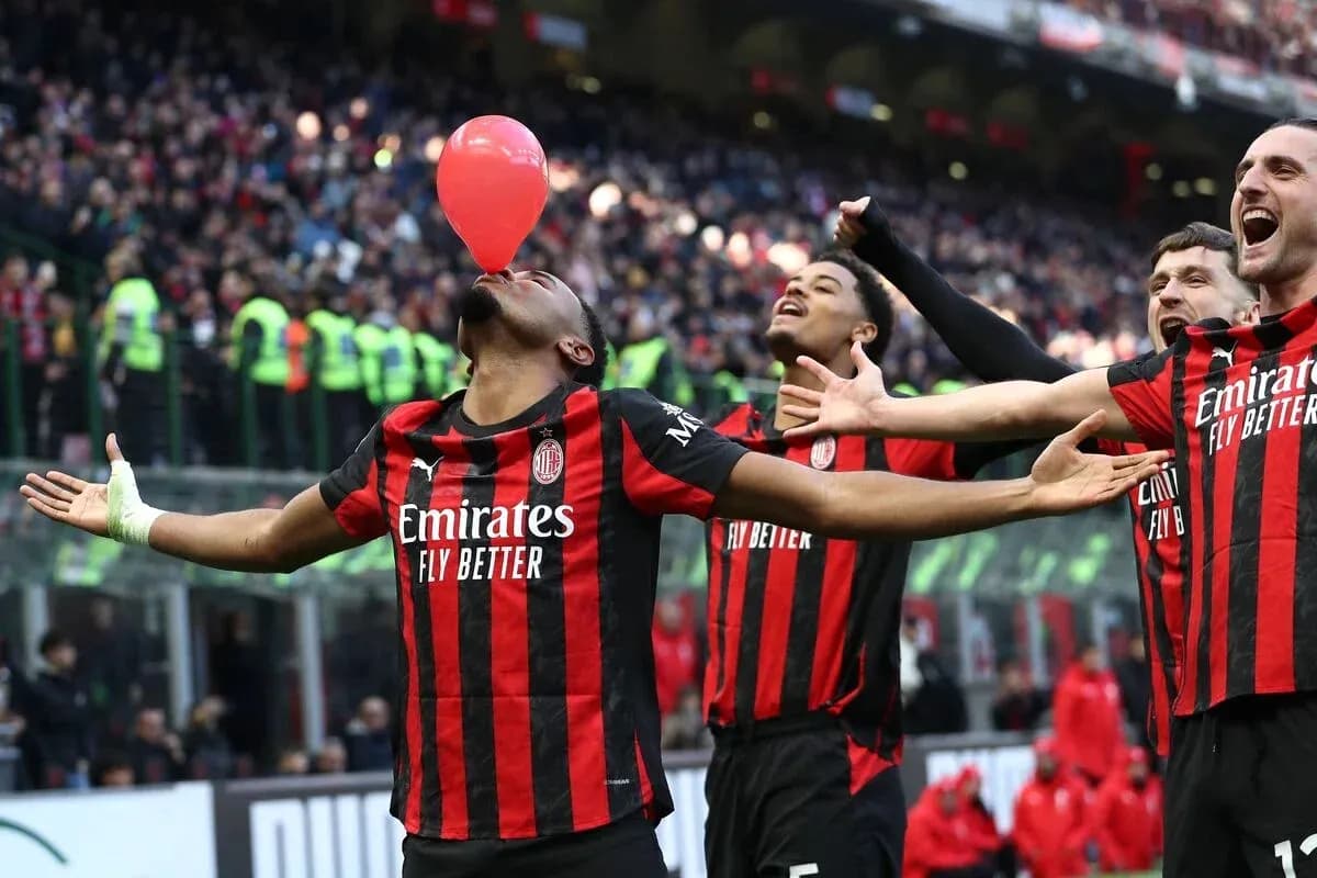 Futbolchilar gol urishdan keyin nishonlayapti
