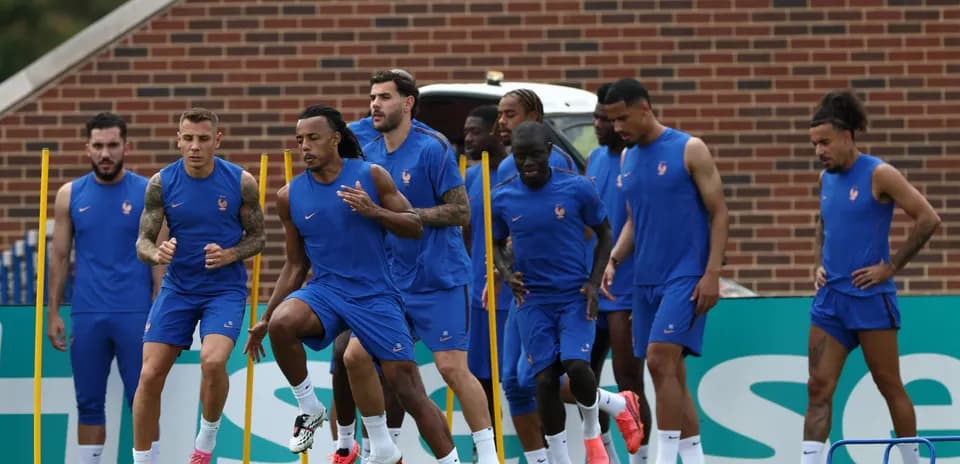 Fransiya futbol jamoasi mashg'ulotda yugurmoqda