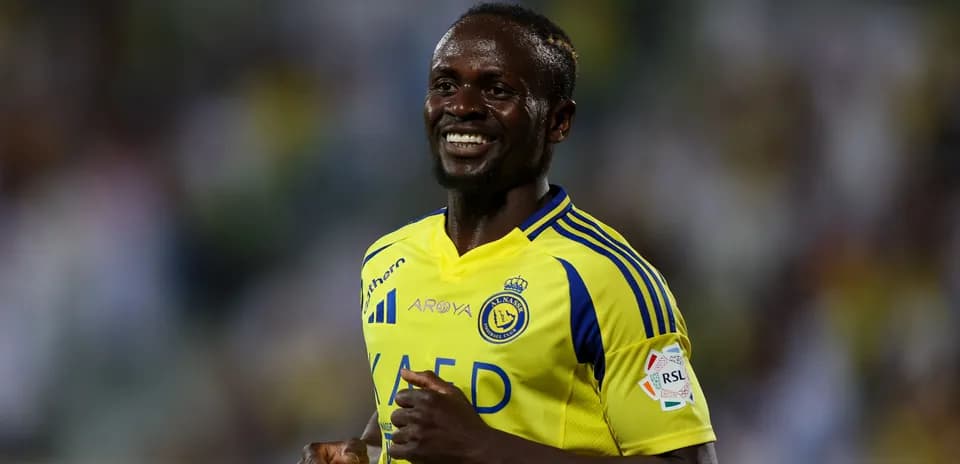 Futbolchi o'yin davomida tabassum qilmoqda
