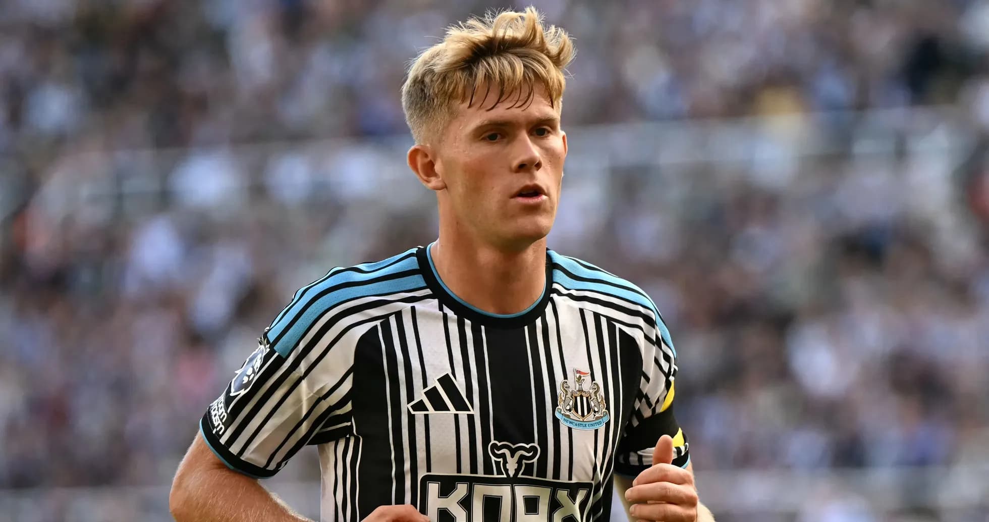 Futbolchi Newcastle United formasida maydonda yurmoqda