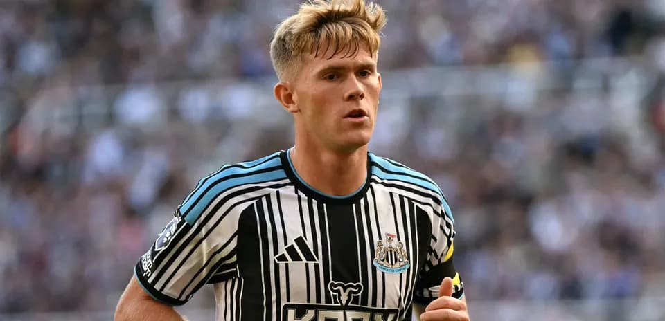 Futbolchi Newcastle United formasida maydonda yurmoqda
