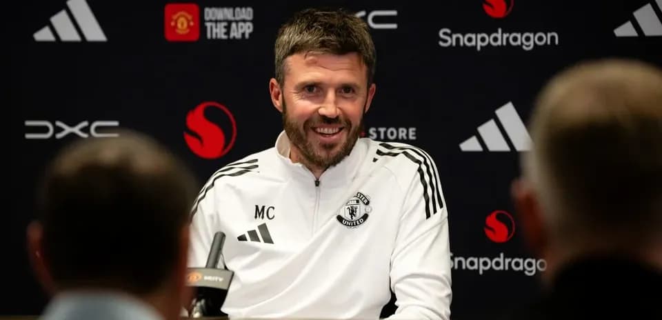 Murabbiy matbuot anjumanida intervyu berayotgan