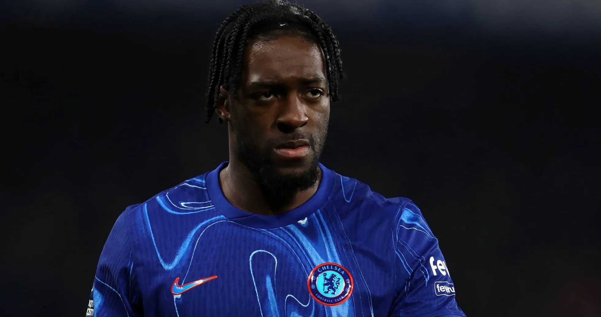 Futbolchi Chelsea formasi bilan maydonda