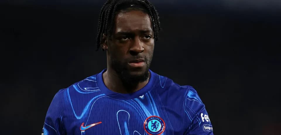 Futbolchi Chelsea formasi bilan maydonda