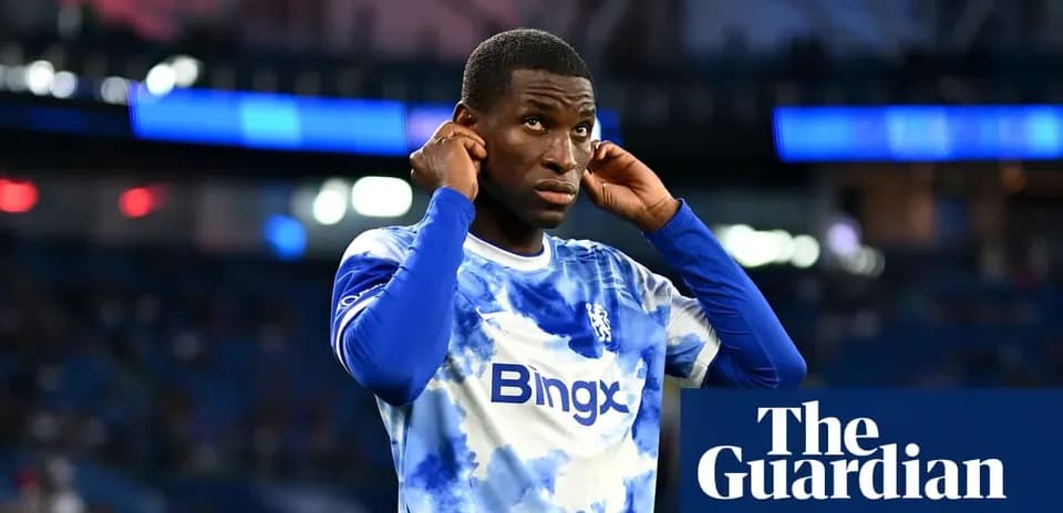 Futbolchi jamoasi mashg'ulotida tayyorgarlik ko'rmoqda