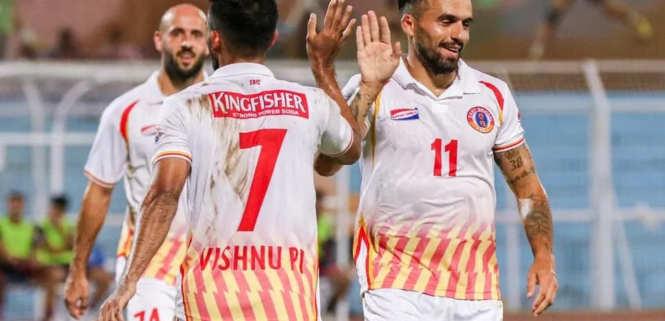 Futbolchilar bir-biriga salom berishmoqda