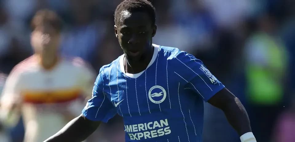 Futbolchi to'pni qabul qilmoqda, Brighton formasida