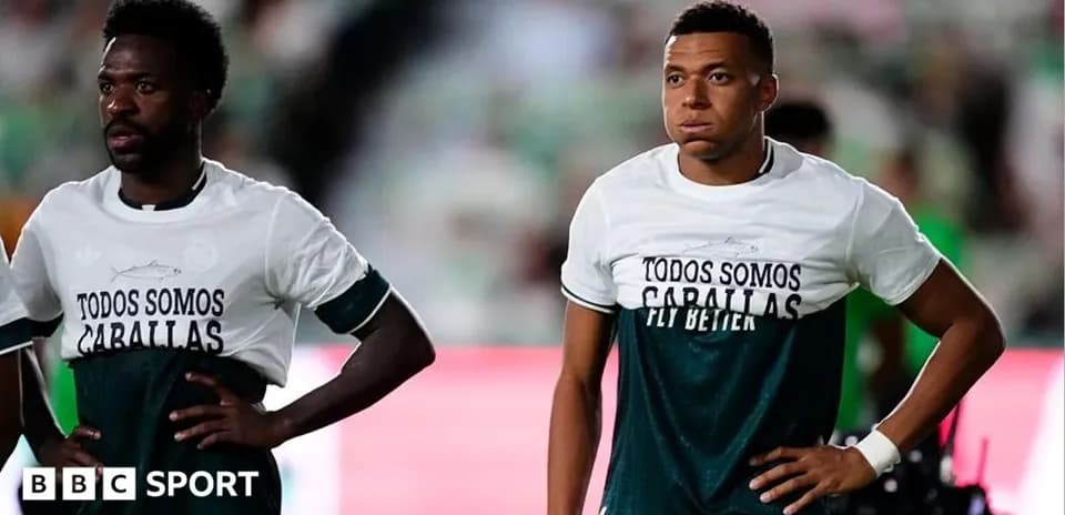 Ikkita futbolchi maydon chetida turibdi