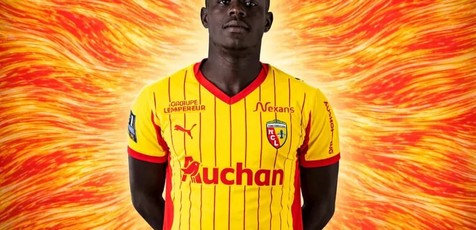 Futbolchi shartnomasi formal kiyimda turgan