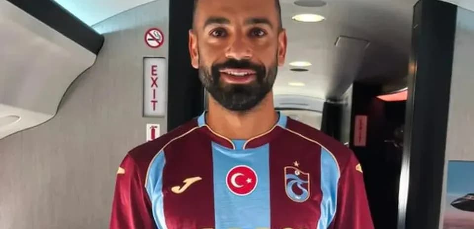 Futbolchi Trabzonspor formasi bilan samolyot ichida