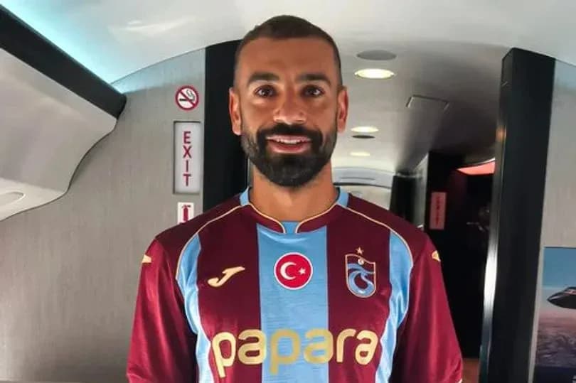 Futbolchi Trabzonspor formasi bilan samolyot ichida