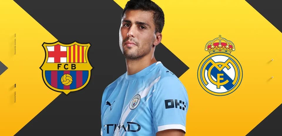 Futbolchi Manchester City formasida, Barcelona va Real Madrid logotiplari