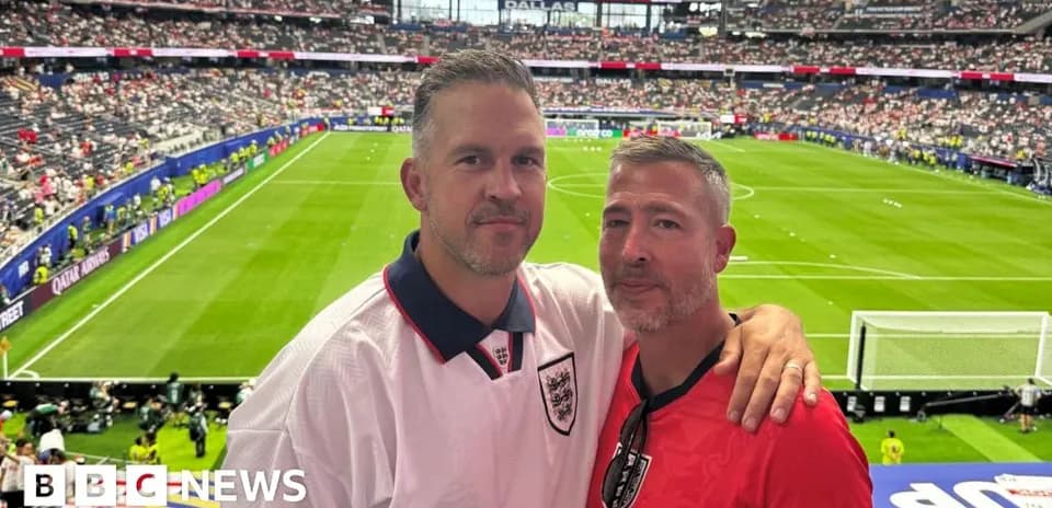 Ikkita muxlis stadionda futbol o'yinini tomosha qilmoqda