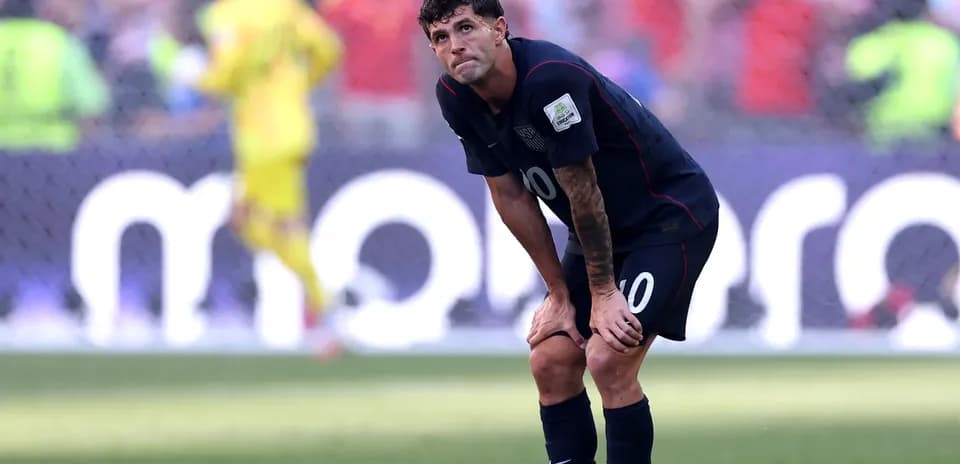 Futbolchi maydonda egilib turgan holatda